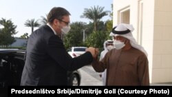 Predsednik Srbije Aleksandar Vučić pozdravlja se sa prestolonaslednikom UAE Mohamedom bin Zajedom el Nahjanom u Abu Dabiju (11. mart 2021.)