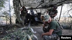 Артиллеристы обстреливают из гаубицы российские войска на линии фронта возле Покровска