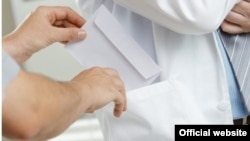 Čak 65 odsto građana dalo novac, poklone ili koristilo veze da bi završili posao