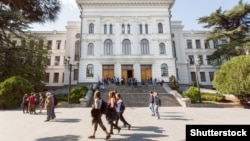 საილუსტრაციო ფოტო. სტუდენტები თბილისის სახელმწიფო უნივერსიტეტის ეზოში 