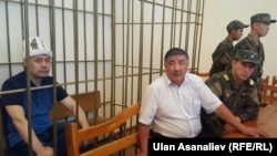 Садыр Жапаров и его адвокат Шарабидин Токтосунов в зале суда. 15 сентября 2017 г.