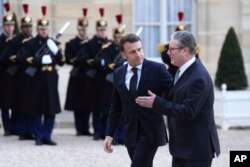 Emmanuel Macron alături de premierul britanic Keir Starmer.