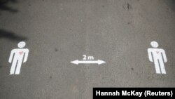 Një shenjë për distancë fizike e vendosur në Londër, foto nga arkivi. 