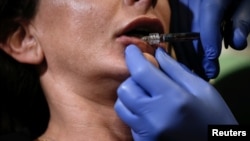 Dvadesettrogodišnja djevojka s nekrozom – odumiranjem tkiva na dijelu nosa zbog neadekvatne aplikacije filera u regiji gdje ne bi smio da se stavlja – posljednji je slučaj nuspojave s kojom se susreo hirurg Peev.