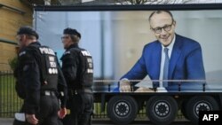 Un panou electoral al liderului CDU, Friedrich Merz, la Oberhausen, în vestul Germaniei. El este cotat primul în sondaje pentru a prelua funcția de cancelar.