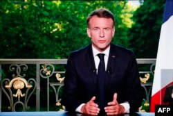 Captură de ecran cu președintele Franței, Emmanuel Macron, vorbind în timpul unui discurs televizat adresat națiunii, în cadrul căruia a anunțat că dizolvă Adunarea Națională, camera inferioară a Parlamentului francez, și convoacă noi alegeri generale pe 30 iunie, la Paris.