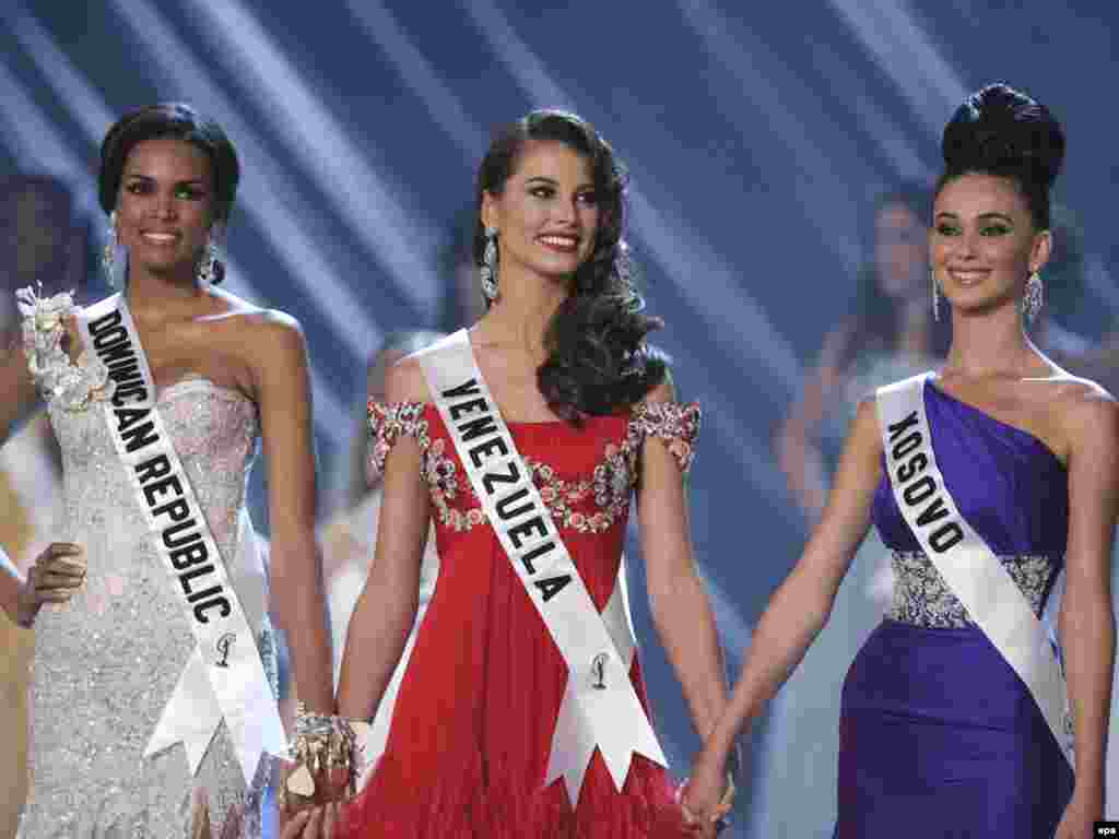 Bahama - Miss Universum - Tri najljepše djevojke svijeta poziraju fotoreporterima. Gona Dragusha sa Kosova je proglašena drugom pratiljom. 23.08.2009.