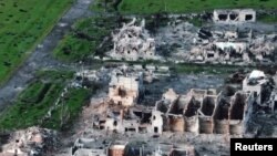 Изглед от дрон показва останките от разрушения от руснаците град Мариинка