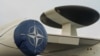 Logoja e NATO-s shihet në avionët AWACS në Siauliai. Lituani, 30 shtator 2023. 