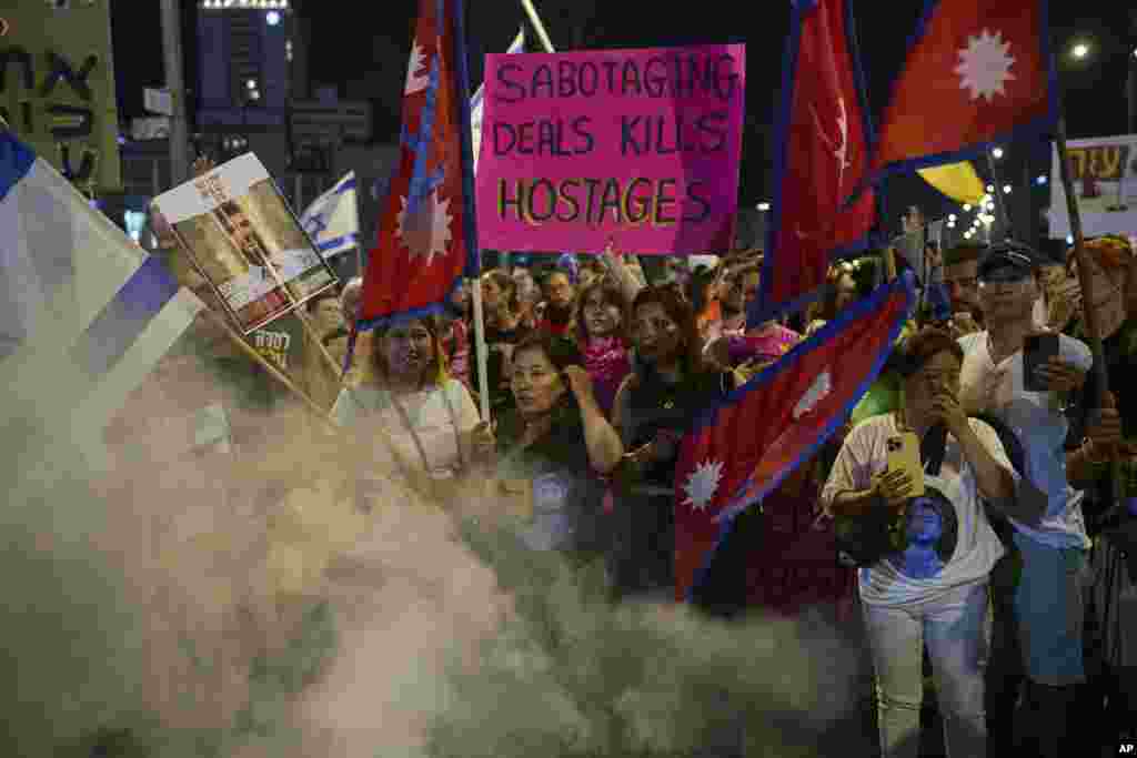 Njerëzit në protestë kërkojnë përfundimin e luftës dhe lirimin e menjëhershëm të pengjeve që Hamasi mban në Rripin e Gazës, në Tel Aviv, Izrael, më 23 gusht 2025.