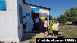 Помещение избирательного участка обрабатывают кварцем, члены комиссии стоят на улице. 25 июля 2021 года