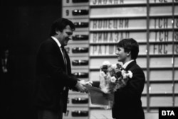 Ivan Szlavkov, a bolgár kommunista nómenklatúra sportfelelőse gratulál Szulejmanovnak