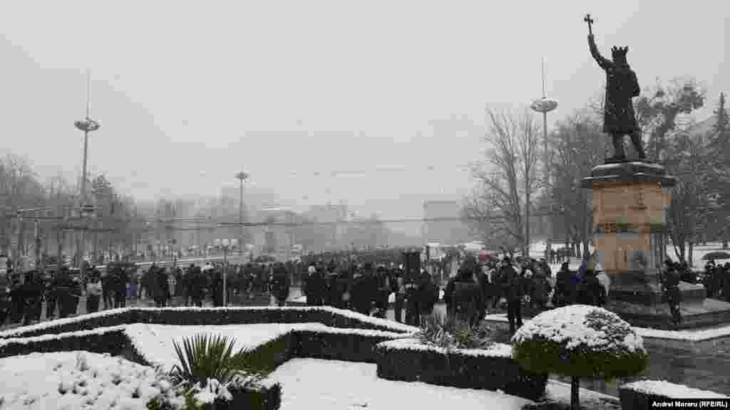 După depunerea florilor la monumentul lui Ștefan cel Mare și Sfânt, participanții la Marșul Memoriei au pornit spre Monumentul &bdquo;Maica Îndurerată&rdquo; din cadrul Complexului Memorial &bdquo;Eternitate&rdquo;. Evenimentul a adunat câteva sute de oameni.