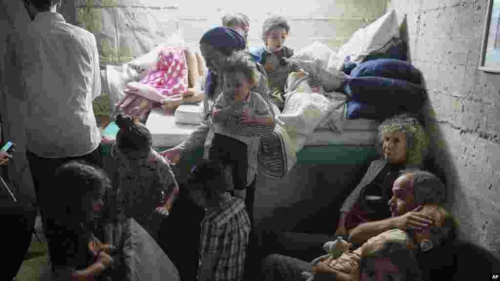 Jeruzsálemi civilek egy óvóhelyen, június 15-én