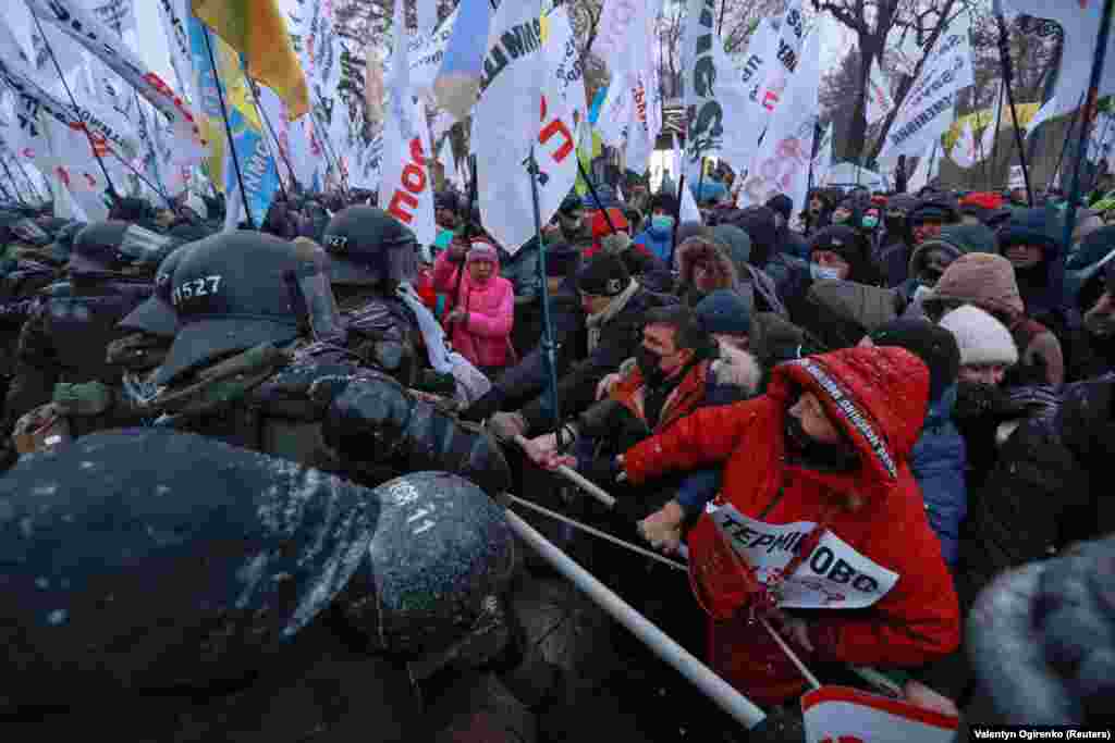 Ukrajinski službenici zakona blokiraju demonstrante tokom skupa koji su preduzetnici i predstavnici malog biznisa održali u blizini zgrade parlamenta usred širenja korona virusa u Kijevu 17. novembra (Reuters / Valentin Ogirenko)