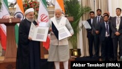 د ایران ولسمشر حسن روحاني او د هند وزیراعظم نریندرا مودي په نوي ډیلي کې د یادګاري ټاپو ( سټیمپونو) د خپرواوي پر مهال 