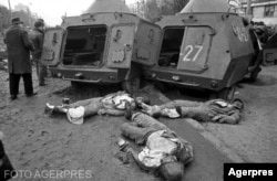 Cadavrele militarilor chemați să apere Ministerul Apărării, împușcați de soldații aflați deja în dispozitiv. Schimbul de focuri s-a petrecut în noaptea de 23 spre 24 decembrie 1989. A doua zi, cadavrele au fost profanate.
