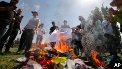 Ardere de steaguri LGBT la Tbilisi, pe 8 iulie 2023. Georgia este una din țările europene în care atacurile homofobe sunt frecvente și tolerate, dacă nu încurajate, de guvern.