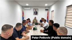 Zyrtarë të Listës Serbe priten në një takim në Serbi nga drejtori i Zyrës për Kosovën në Qeverinë serbe, Petar Petkoviq, 22 gusht.