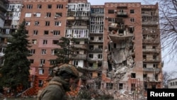 Ukrajinski vojnik u Pokrovsku kod zgrade uništene u ruskom napadu, 6. mart 2025. 