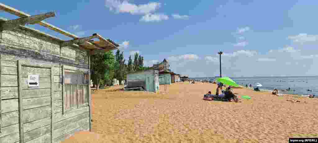 Старые убогие строения на пляже придают ему вид захолустной провинции