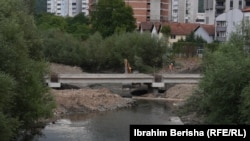 Novi most se gradi veoma blizu glavnog mosta preko reke Ibar.