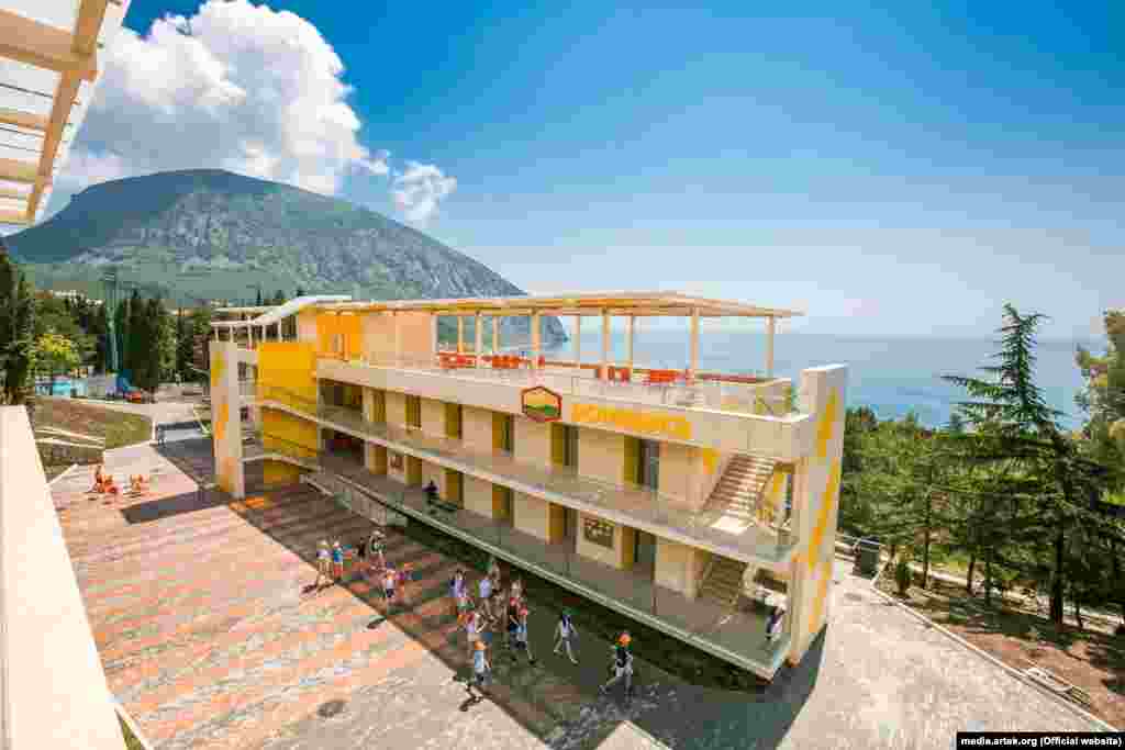 ბანაკის ერთი ნაწილი, 2021 წელი. 2024 წელს „არტეკსა“ და მის მართვაში ჩართულ რამდენიმე პირს ევროკავშირმა სანქციები დაუწესა უკრაინელი ბავშვების დაკავებაში სავარაუდო როლის გამო. სანქციების ანგარიშში ნათქვამია, რომ ბევრ შემთხვევაში ბავშვებს „სახლში დაბრუნება ეკრძალებოდათ და რუსეთის მხარდაჭერის დემონსტრირებას აიძულებდნენ“.