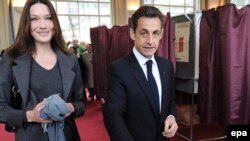 Президент Франції Ніколя Саркозі разом із дружиною під час голосування у першому турі регіональних виборів. Париж, 14 березня