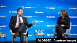 Ministar vanjskih poslova BiH Elmedin Konaković tokom panela na GLOBSEC Forumu u Pragu, 12. juni 2025. 
