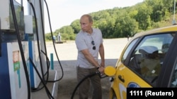 ვლადიმირ პუტინი ბენზინგასამართ სადგურზე, 2010 წლის აგვისტო