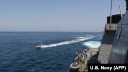 تصویر منتشر شده از نزدیک شدن قایق‌های ایرانی به ناو آمریکایی در ۲۷ فروردین 