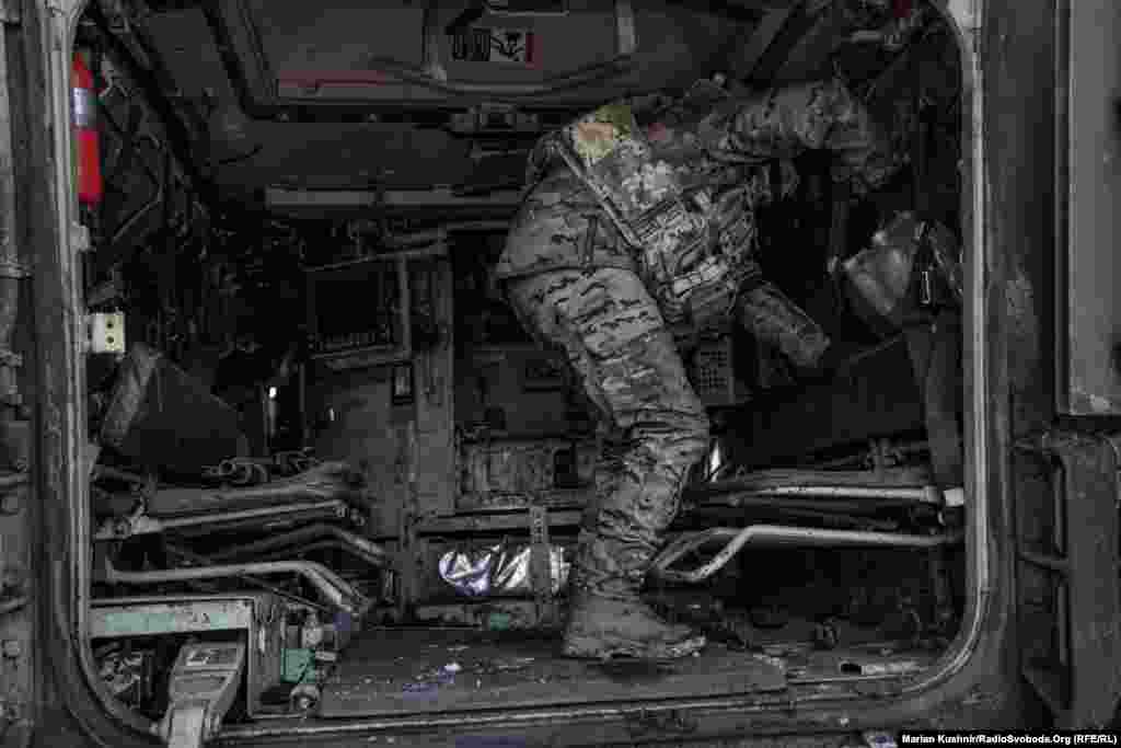 Часто для выполнения боевой задачи машина выезжает на максимально близкое расстояние к позициям российской армии. По словам украинских военных, иногда это считаные метры. С близкой дистанции солдаты ВСУ ведут из Bradley огонь по российским позициям