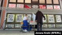 Studentja Jellena Stankoviq duke marrë pjesë në përgatitjen e një ekspozite në kampusin e Universitetit të Novi Sadit, më 22 gusht 2025.