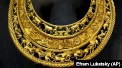  Золотая пектораль из кургана скифского царя, IV век до н.э.