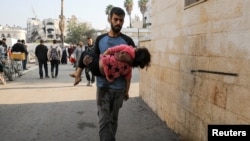 Palestinac nosi tijelo djevojčice, ubijene u izraelskom napadu na kuću u Džabaliji, na sjeveru Pojasa Gaze, 10. novembra 2024.