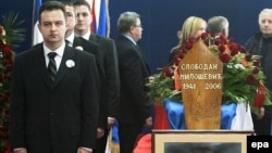Lider SPS-a Ivica Dačić pored kovčega sa telom Slobodana Miloševića, 16. mart 2006.
