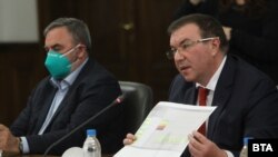 Здравният министър Костадин Ангелов и държавният здравен инспектор Ангел Кунчев