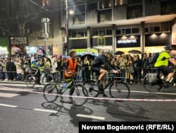 Çiklistët mbërrijnë në qendër të Beogradit.