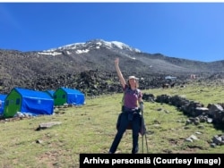 Olga Juravschi în drumeție pe muntele Ararat, cu o altitudine de peste 5000 de metri