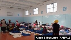Власти Баткенской области заявили, что 13 с половиной тысяч кыргызов были эвакуированы из приграничных сел.
