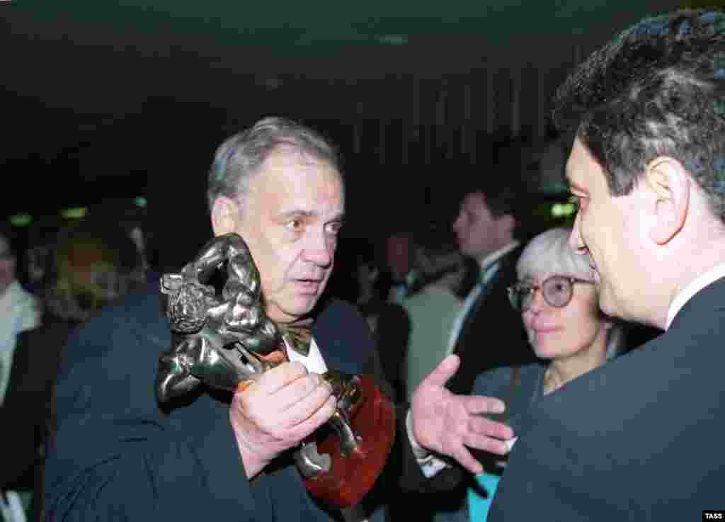 Эльдар Рязанов после вручения ему Национальной телевизионной премии "ТЭФИ", 1997 год.