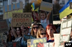 Rudele și prietenii prizonierilor de război ucraineni din Batalionul Azov și din alte unități militare participă la un miting la Kiev pe 8 septembrie 2024, solicitând schimbarea lor cu prizonieri ruși.