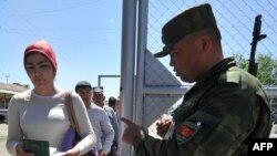 На кыргызско-узбекской границе. Фото от 12 мая 2017 года. 