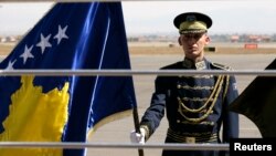 Díszőrség Koszovó zászlajával Martti Ahtisaari finn elnök látogatásakor, 2012-ben