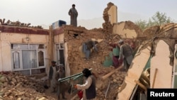 Люди разбирают обломки разрушенных зданий после землетрясения в провинции Саманган, Афганистан, 3 ноября 2025 года. REUTERS/Stringer