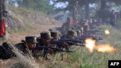 Soldați nord-coreeni se antrenează pe 11 septembrie 2024 la o bază a Armatei Populare Coreene (KPA) dintr-o locație nedezvăluită din Coreea de Nord. Fotografie de arhivă. 