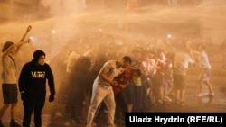 Белорусија по изборите: солзавец против демонстрантите 