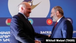 ბელარუსის პრეზიდენტი ალექსანდრ ლუკაშენკა (მარცხნივ) და სომხეთის პრემიერ-მინისტრი ნიკოლ ფაშინიანი. 2019 წ. 1 ოქტომბრის ფოტო.