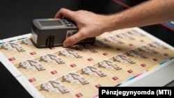 Egy nyomat színeit ellenőrzik az MKB által kibocsájtandó Széchenyi Pihenőkártyák (Szép-kártya) gyártása közben a Pénzjegynyomdában 2012-ben