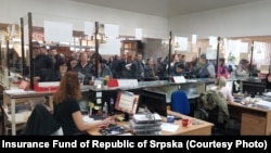 Od 1. januara 2020. godine svi nezaposleni da bi ostvarili pravo na zdravstvenu zaštitu moraju se registrovati u nekoj od poslovnica Fonda zdravstva (na fotografiji: Fond zdravstvenog osiguranja u Banjaluci)